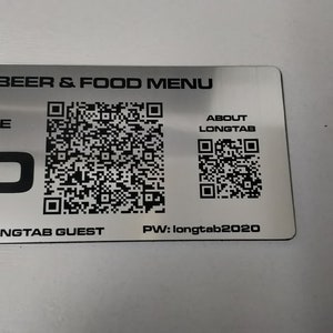 Lasergravierte QR-Code Plakette: Benutzerdefiniertes Textschild (10.5 cm x 7.4 cm)