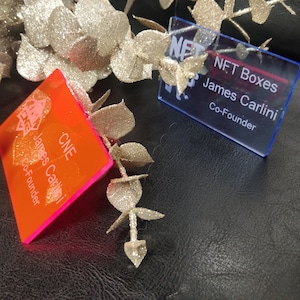 Aangepaste lasergegraveerde visitekaartjes van fluorescerend acryl, gepersonaliseerde visitekaartjes, eenzijdige lasergegraveerde visitekaartjes