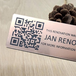 Personalisierte QR-Code-Plakette: Individuell gravierte Kunststoffplakette (88,9 mm x 30,48 mm)