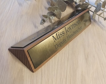 Placa de escritorio personalizada de tres caras: Letrero grabado en madera maciza