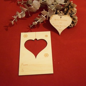 Carte postale de Noël babiole carte de Noël, ornement de Noël de coeur, de bois, cadeau de Noël, décoration de sapin de Noël, carte de Noël en bois