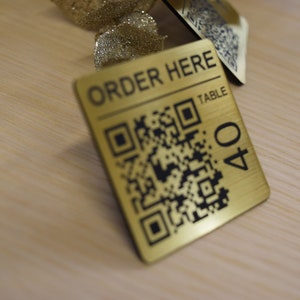 Benutzerdefinierte Lasergravierte QR-Code Tags: 63 mm (2,5 in) quadratische Scheiben