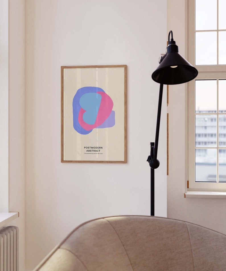 Peut inclure: Une affiche encadr&eacute;e avec un design abstrait color&eacute; dans des tons de rose, bleu et bleu clair. L'affiche est intitul&eacute;e "Postmodern Abstract" et est accroch&eacute;e &agrave; un mur blanc.