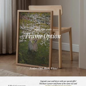 Op de afbeelding: Een ingelijste print van een schilderij dat twee mensen laat zien die door een veld met witte bloemen lopen. De lijst is verkrijgbaar in eikenhout, zwart of wit. De tekst "paper graphic studio" en "Frame Option" is zichtbaar op de print.