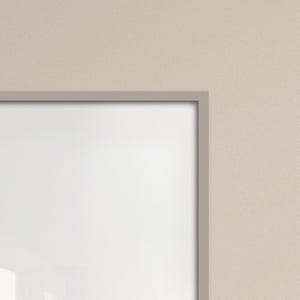 Può includere: Primo piano di una cornice con un bordo grigio chiaro. La cornice circonda uno spazio bianco e lo sfondo è di colore beige chiaro strutturato. La cornice ha un design semplice e moderno.