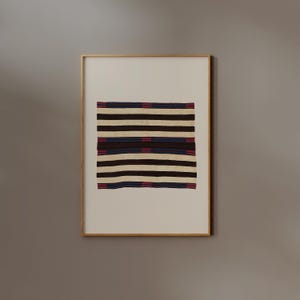 Puede incluir: Obra de arte enmarcada con un dise&ntilde;o textil rectangular. El dise&ntilde;o presenta rayas horizontales alternas en negro, crema y azul oscuro, con peque&ntilde;os acentos rojos. La obra se presenta en un marco dorado.