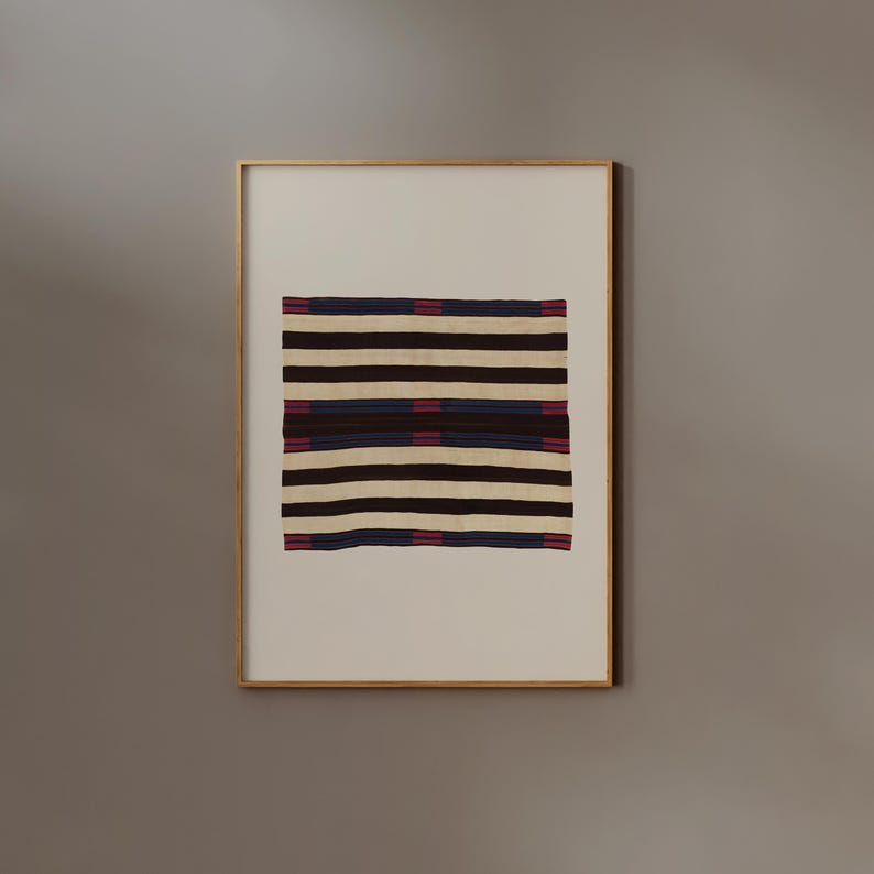 Puede incluir: Obra de arte enmarcada con un dise&ntilde;o textil rectangular. El dise&ntilde;o presenta rayas horizontales alternas en negro, crema y azul oscuro, con peque&ntilde;os acentos rojos. La obra se presenta en un marco dorado.