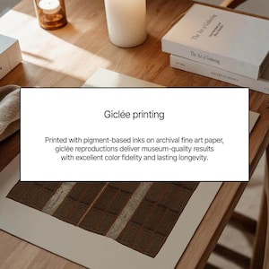 Puede incluir: Una impresi&oacute;n gicl&eacute;e sobre papel de arte de archivo. La impresi&oacute;n presenta un dise&ntilde;o geom&eacute;trico marr&oacute;n y blanco. La imagen tambi&eacute;n muestra dos libros titulados "The Art of Gathering" y una vela blanca sobre una mesa de madera.