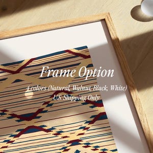 K&ouml;nnte beinhalten: Ein gerahmter Druck mit einem hellen Holzrahmen. Das Kunstwerk zeigt ein geometrisches Muster in Creme, Marineblau und Burgunderrot. Der Text auf dem Druck lautet "Frame Option" und listet die Rahmenfarben auf. Das Bild befindet sich auf einer hellen Holzoberfl&auml;che.