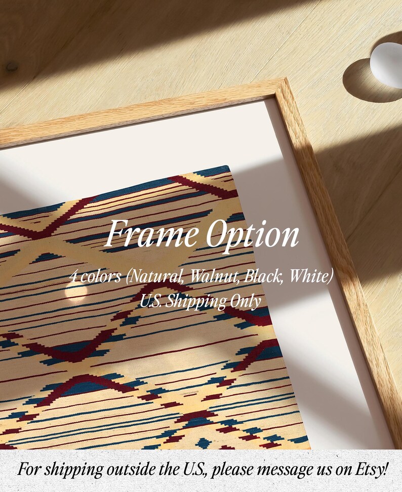 K&ouml;nnte beinhalten: Ein gerahmter Druck mit einem hellen Holzrahmen. Das Kunstwerk zeigt ein geometrisches Muster in Creme, Marineblau und Burgunderrot. Der Text auf dem Druck lautet "Frame Option" und listet die Rahmenfarben auf. Das Bild befindet sich auf einer hellen Holzoberfl&auml;che.