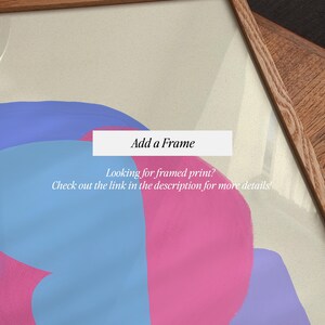 Peut inclure: Une peinture abstraite encadr&eacute;e avec des couleurs rose, bleu et violet. Le cadre est en bois et a une finition brun clair. Le texte "Ajouter un cadre" est &eacute;crit sur un rectangle blanc au centre de l'image. Le texte "Vous recherchez une impression encadr&eacute;e ? Consultez le lien dans la description pour plus de d&eacute;tails !" est &eacute;crit sous le rectangle. Le texte "Commentaires du vendeur" est &eacute;crit dans le coin inf&eacute;rieur gauche de l'image. Le texte "Am&eacute;liorez votre d&eacute;coration murale avec notre offre sp&eacute;ciale ! Achetez une affiche et un cadre de la m&ecirc;me taille et recevez un montage gratuit, 10 cintres robustes en acier alli&eacute; et la livraison gratuite en France ! Consultez le lien dans la description de l'article pour plus de d&eacute;tails !" est &eacute;crit dans le coin inf&eacute;rieur droit de l'image.