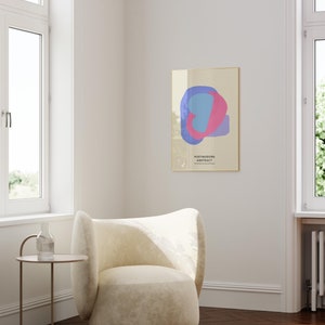 Peut inclure: Une affiche encadr&eacute;e avec un fond beige et des formes abstraites en rose, bleu et violet. L'affiche porte le texte "POSTMODERN ABSTRACT" et les mots "The Modern Collection" en caract&egrave;res plus petits.