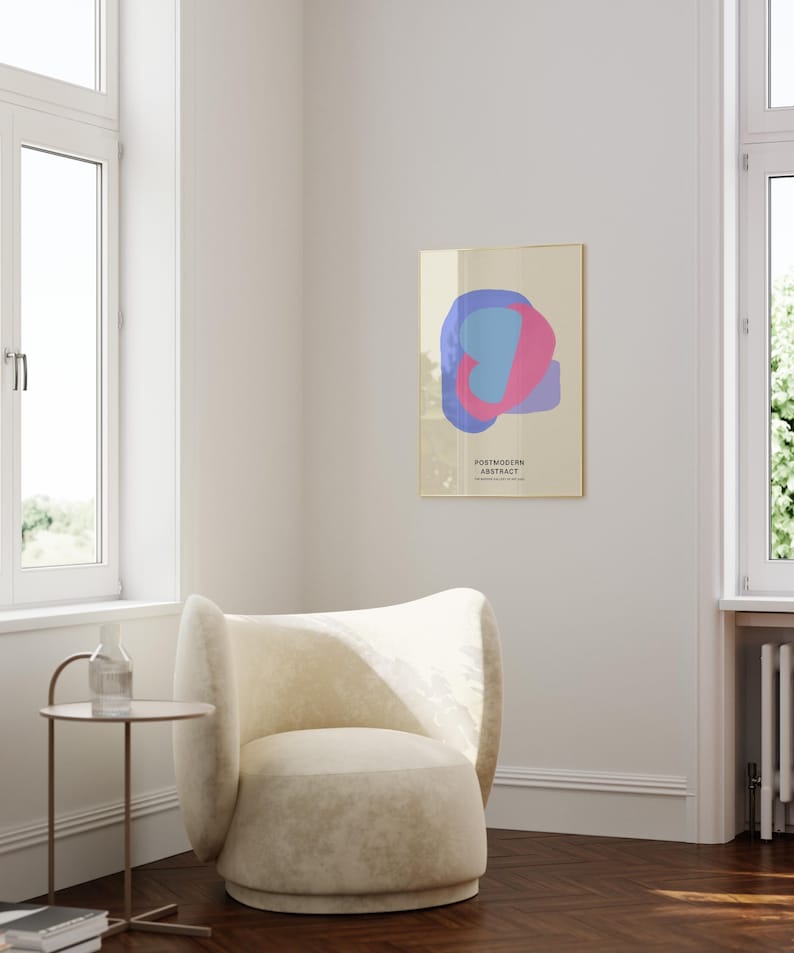 Peut inclure: Une affiche encadr&eacute;e avec un fond beige et des formes abstraites en rose, bleu et violet. L'affiche porte le texte "POSTMODERN ABSTRACT" et les mots "The Modern Collection" en caract&egrave;res plus petits.