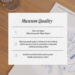 Op de afbeelding: Museumkwaliteit Fine Art Papier (Museumkwaliteit Mat papier). Museumkwaliteit papier staat bekend om zijn archiefbestendigheid, wat betekent dat het lang kan worden bewaard zonder te vergelen. Zurevrije archiefinkten worden gebruikt om heldere en intense kleuren te printen.