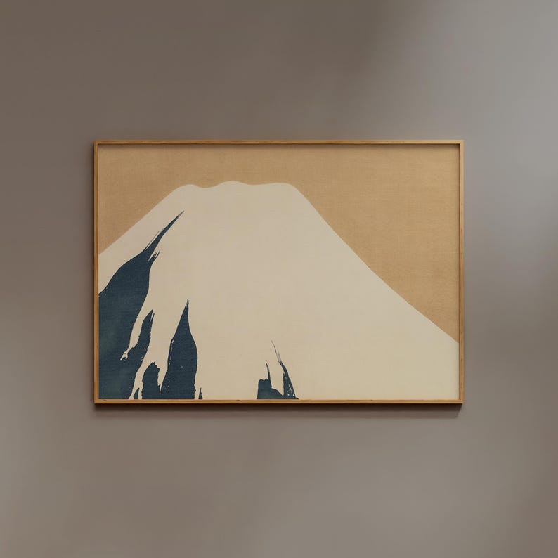 以下が含まれることがあります： 富士山をモチーフにした、白と黒のミニマルなイラストの額装。山は白い頂上と濃い青色の土台で描かれている。