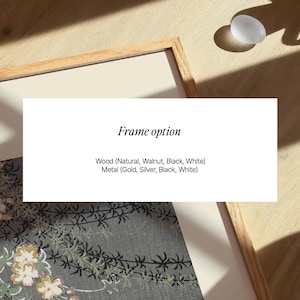Puede incluir: Un marco de fotos rectangular con acabado de madera clara, parcialmente visible, con una superposici&oacute;n blanca con el texto Frame option, Wood (Natural, Walnut, Black, White) y Metal (Gold, Silver, Black, White) sobre un estampado floral.