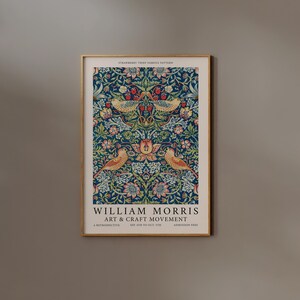 以下が含まれることがあります： ウィリアム・モリスの美術工芸運動回顧展のポスター。ポスターには、鳥が描かれたカラフルな花柄と「ストロベリーシーフ・フェイマス・パターン」の文字が書かれている。
