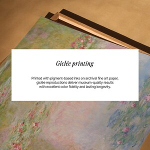 Puede incluir: Una impresi&oacute;n gicl&eacute;e con una pintura impresionista de un estanque de nen&uacute;fares en tonos suaves verdes, rosas y azules. El texto dice: Gicl&eacute;e printing. Impresas con tintas pigmentadas sobre papel de arte de archivo, las reproducciones gicl&eacute;e ofrecen resultados de calidad de museo con una excelente fidelidad de color y una larga duraci&oacute;n.