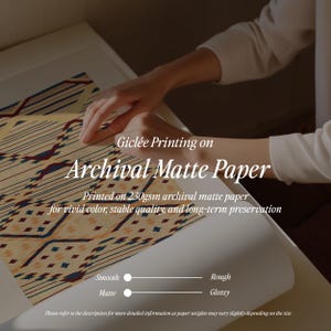 K&ouml;nnte beinhalten: Nahaufnahme eines bedruckten Papiers mit einem geometrischen Muster in Beige, Blau und Rot. Der Text lautet "Gicl&eacute;e-Druck auf Archiv-Mattpapier" und "Gedruckt auf 230 g/m&sup2; Archiv-Mattpapier f&uuml;r lebendige Farben, stabile Qualit&auml;t und langfristige Erhaltung."