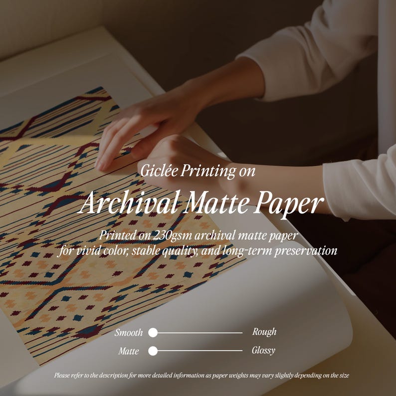 K&ouml;nnte beinhalten: Nahaufnahme eines bedruckten Papiers mit einem geometrischen Muster in Beige, Blau und Rot. Der Text lautet "Gicl&eacute;e-Druck auf Archiv-Mattpapier" und "Gedruckt auf 230 g/m&sup2; Archiv-Mattpapier f&uuml;r lebendige Farben, stabile Qualit&auml;t und langfristige Erhaltung."