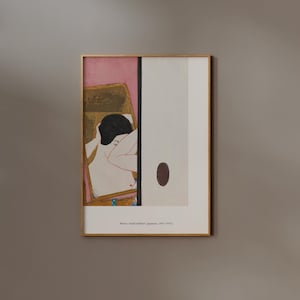 以下が含まれることがあります： ピンクの部屋で鏡を見ている女性を描いた絵画の額装されたプリント。女性は黒いトップスを着ており、髪を後ろに結んでいます。鏡は金色で、濃い茶色の枠が付いています。絵画は、アーティストのMinoru Oda Kubota（日本人、1895-1981）によるものです。