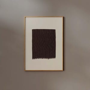 Puede incluir: Impresi&oacute;n art&iacute;stica abstracta enmarcada que presenta una forma rectangular texturizada de color marr&oacute;n oscuro con un patr&oacute;n en zigzag sobre un fondo crema. La obra de arte est&aacute; encerrada en un marco dorado.
