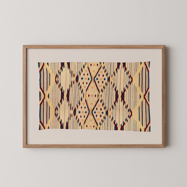 K&ouml;nnte beinhalten: Ein gerahmter Druck mit einem geometrischen Muster in Beige, Marineblau und Burgunderrot. Das Design umfasst Diamanten und vertikale Streifenelemente. Das Kunstwerk wird in einem hellbraunen Holzrahmen f&uuml;r die Inneneinrichtung pr&auml;sentiert.