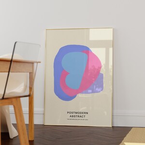 Peut inclure: Une impression d'art abstrait encadr&eacute;e avec un cadre dor&eacute;. L'impression pr&eacute;sente des formes qui se chevauchent dans des tons de rose, bleu et violet sur un fond cr&egrave;me. Le texte "POSTMODERN ABSTRACT" et "THE MODERN GALLERY OF ART 2022" est imprim&eacute; sous les formes.