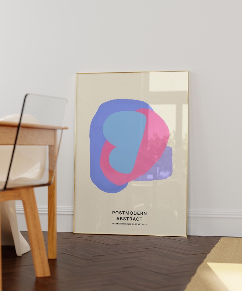 Peut inclure: Une impression d'art abstrait encadr&eacute;e avec un cadre dor&eacute;. L'impression pr&eacute;sente des formes qui se chevauchent dans des tons de rose, bleu et violet sur un fond cr&egrave;me. Le texte "POSTMODERN ABSTRACT" et "THE MODERN GALLERY OF ART 2022" est imprim&eacute; sous les formes.