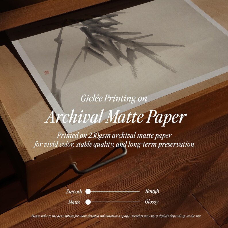 Puede incluir: Una impresi&oacute;n en papel mate de archivo, con un lavado de tinta negra y gris de bamb&uacute;. El texto dice "Impresi&oacute;n Gicl&eacute;e en papel mate de archivo" y "Impreso en papel mate de archivo de 230 g/m&sup2; para un color vivo, calidad estable y conservaci&oacute;n a largo plazo."