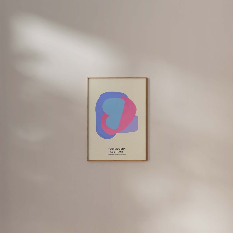 Peut inclure: Une impression encadr&eacute;e avec un fond beige repr&eacute;sentant un motif abstrait de formes superpos&eacute;es roses, bleues et violettes. Le texte "POSTMODERN ABSTRACT" est imprim&eacute; sous le motif.