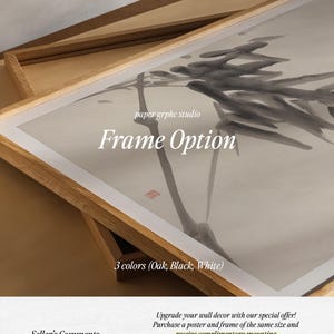 Puede incluir: Una obra de arte enmarcada con una pintura minimalista en tinta china en tonos grises y negros. El marco es de madera de color claro. El texto en la obra de arte dice "Frame Option" y "3 colores (Oak, Black, White)".