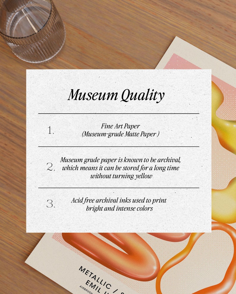 Puede incluir: Impresi&oacute;n con el texto "Museum Quality" e informaci&oacute;n sobre papel de bellas artes, propiedades de archivo y tintas libres de &aacute;cido. La impresi&oacute;n tiene un fondo claro con formas abstractas naranjas y amarillas.