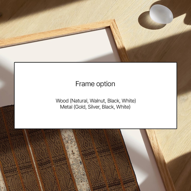 Pu&ograve; includere: Una cornice rettangolare in legno chiaro contenente un passe-partout bianco e un tessuto marrone a motivi. Un riquadro bianco mostra il testo: Frame option, Wood (Natural, Walnut, Black, White), Metal (Gold, Silver, Black, White).