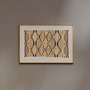 K&ouml;nnte beinhalten: Ein gerahmtes Textilkunstwerk mit geometrischem Muster. Das Design zeigt Rautenformen und vertikale Streifen in Creme, Marineblau, Rot und Gelb. Das Kunstwerk wird in einem goldfarbenen Rahmen pr&auml;sentiert und schafft eine dekorative Wanddekoration.