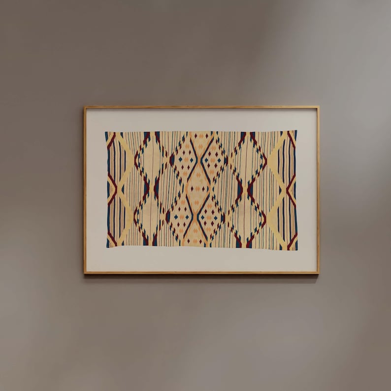 K&ouml;nnte beinhalten: Ein gerahmtes Textilkunstwerk mit geometrischem Muster. Das Design zeigt Rautenformen und vertikale Streifen in Creme, Marineblau, Rot und Gelb. Das Kunstwerk wird in einem goldfarbenen Rahmen pr&auml;sentiert und schafft eine dekorative Wanddekoration.