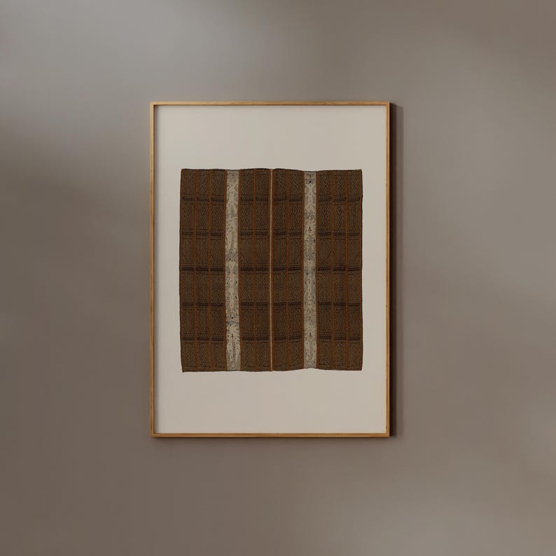 Puede incluir: Obra de arte enmarcada que presenta un textil marr&oacute;n con un patr&oacute;n de cuadr&iacute;cula y dos rayas blancas verticales. La obra de arte est&aacute; enmarcada en un marco dorado y montada sobre un fondo blanco. La pieza tiene una est&eacute;tica r&uacute;stica y artesanal.