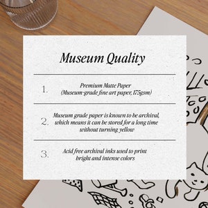 Może przedstawiać: Wydruk w jakości muzealnej z opisem użytego papieru i tuszu. Tekst brzmi: "Papier matowy premium (Papier artystyczny w jakości muzealnej, 175 g/m&sup2;) Papier w jakości muzealnej jest znany z tego, że jest archiwizowany, co oznacza, że ​​można go przechowywać przez długi czas bez ż&oacute;łknięcia Archiwalne tusze bezkwasowe używane do drukowania jasnych i intensywnych kolor&oacute;w"