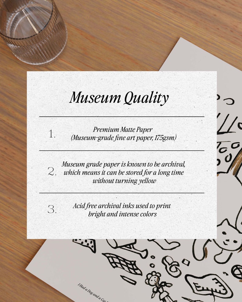 Może przedstawiać: Wydruk w jakości muzealnej z opisem użytego papieru i tuszu. Tekst brzmi: "Papier matowy premium (Papier artystyczny w jakości muzealnej, 175 g/m&sup2;) Papier w jakości muzealnej jest znany z tego, że jest archiwizowany, co oznacza, że ​​można go przechowywać przez długi czas bez ż&oacute;łknięcia Archiwalne tusze bezkwasowe używane do drukowania jasnych i intensywnych kolor&oacute;w"