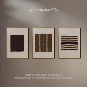 Puede incluir: Un conjunto de tres impresiones art&iacute;sticas enmarcadas. Las impresiones presentan dise&ntilde;os abstractos en marr&oacute;n, negro y blanco. El texto "Recommended Set" est&aacute; en la parte superior, y el texto "Create your own gallery wall effortlessly! If this gallery wall set catches your eye, check it out in our shop!" est&aacute; en la parte inferior.