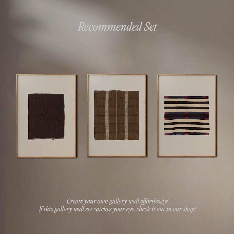 Puede incluir: Un conjunto de tres impresiones art&iacute;sticas enmarcadas. Las impresiones presentan dise&ntilde;os abstractos en marr&oacute;n, negro y blanco. El texto "Recommended Set" est&aacute; en la parte superior, y el texto "Create your own gallery wall effortlessly! If this gallery wall set catches your eye, check it out in our shop!" est&aacute; en la parte inferior.