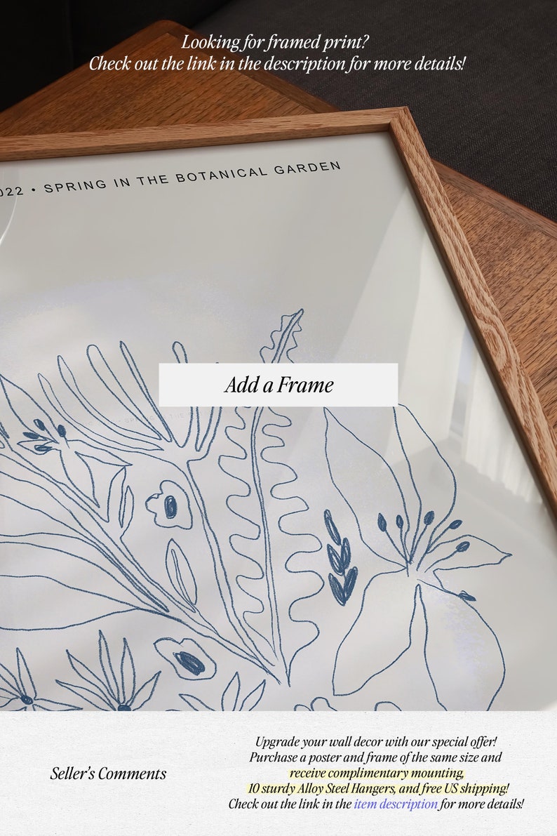Op de afbeelding: Een ingelijste print van een botanische illustratie met blauwe lijnen op een witte achtergrond. De lijst is gemaakt van natuurlijk hout. De tekst "Voeg een lijst toe" is zichtbaar in de afbeelding. De tekst "Lente in de Botanische Tuin 2022" is ook zichtbaar in de afbeelding.