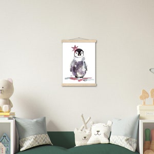 Kindermalerei von Pepa dem Pinguin, lustige Kinderdekoration, Zeichnen mit Wasserfarben, Pinguinillustration, Kinderzimmer.