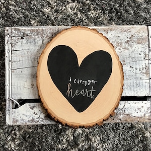 Llevo tu corazón Rebanada de Madera / Signo de Madera Rústica / Signo de Corazón Negro