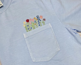 Broderad skjorta med vildblommor och fickor