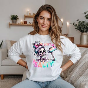 Salziges Skelett Sweatshirt | Lustiger grafischer Rundhalsausschnitt für Frauen Bild 2