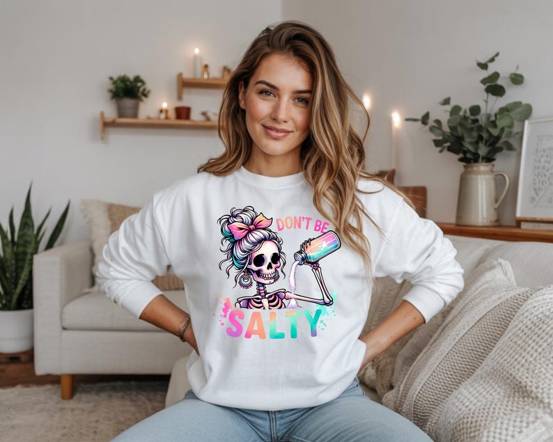 Salziges Skelett Sweatshirt | Lustiger grafischer Rundhalsausschnitt für Frauen Bild 2