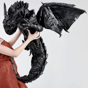 Sac à dos dragon en cuir avec motif LUMINESCENT vous serrant dans ses bras, pattes d'épaule, colonne vertébrale d'iguane, ailes étendues