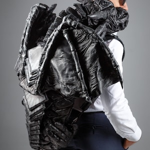 Sac à dos dragon en cuir - Câlin sur tout le corps, ailes aux épaules, conception enveloppante pour la queue