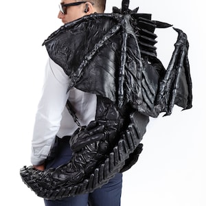 Sac à dos en cuir avec dragon vous serrant dans ses bras, MOTIF LUMINESCENT, queue de dragon enveloppe votre taille, met les pattes sur les épaules, couvre les ailes de vos épaules